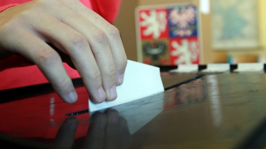 Volby se v jedné místnosti v Plzni o půl hodiny zdržely