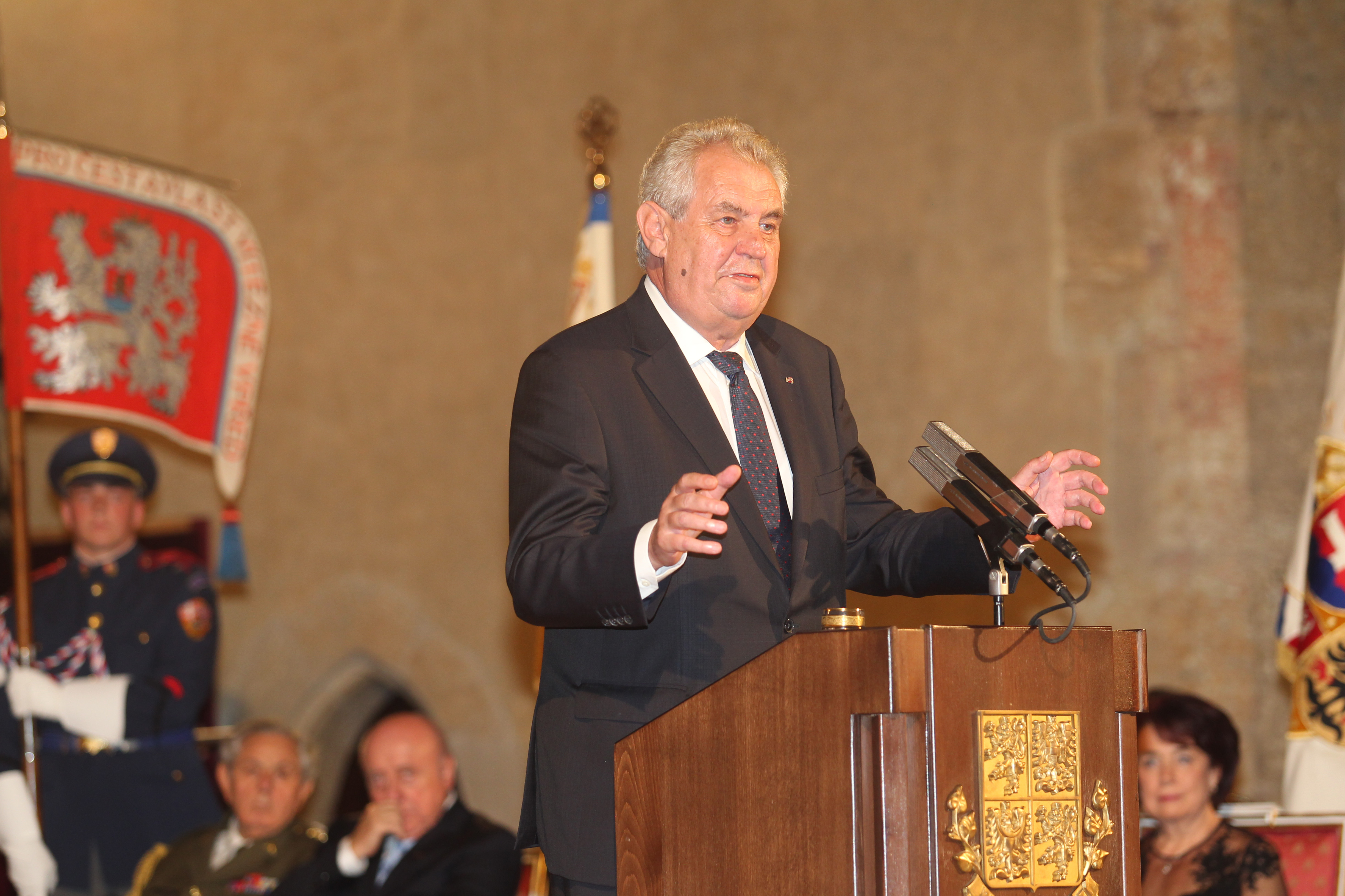 Zeman bude kvůli zranění chybět na oslavách 17. listopadu
