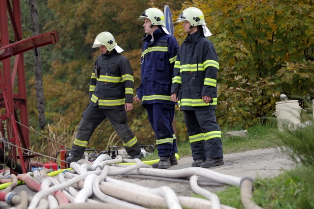 Hasiči likvidují v Týně nad Vltavu v řece únik ropných látek