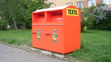 Mladý muž zemřel u Prahy v kontejneru na textil