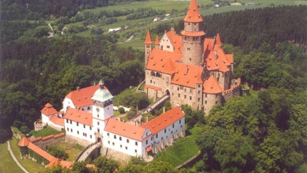 Co teď? Řád neměckých rytířů požádal o hrad Bouzov a lázně Karlova Studánka
