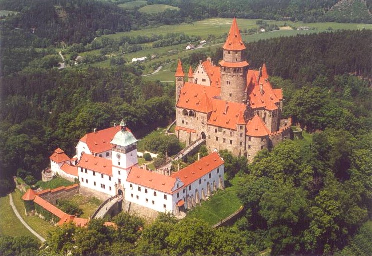 Co teď? Řád neměckých rytířů požádal o hrad Bouzov a lázně Karlova Studánka