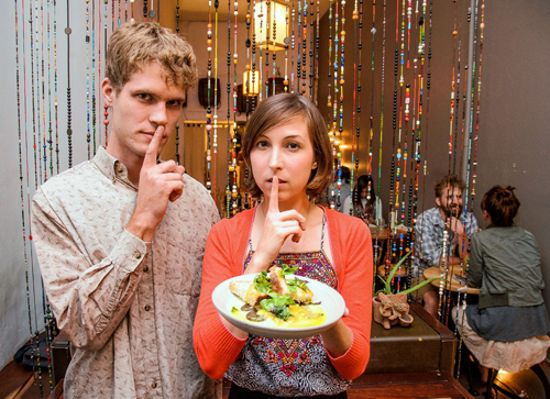 Pssssst! V newyorské restauraci platí přísný zákaz mluvení
