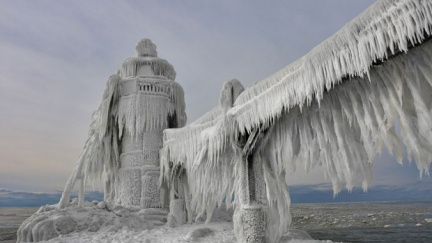 Neuvěřitelné fotky! Okolí Michiganského jezera pokrývá masivní vrstva ledu
