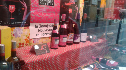 Přichází nové beaujolais. Po celém světě se začaly otvírat láhve