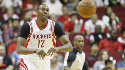 Hvězdný pivot hodil po fanouškovi míč. Zaplatí přes půl milionu