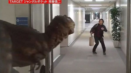 Drsný příchod do práce: Japonce na chodbě honil dinosaurus!