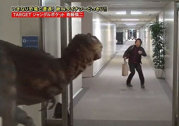 Drsný příchod do práce: Japonce na chodbě honil dinosaurus!