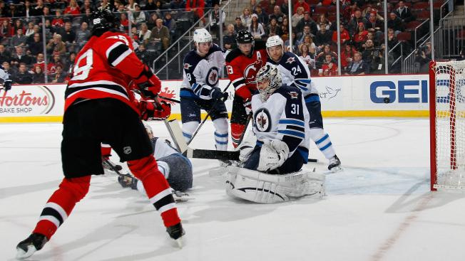 Pavelec vychytal Devils s Jágrem a oslavil 100. výhru v NHL