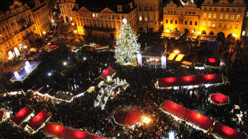 Na Staromáku postavili vánoční strom
