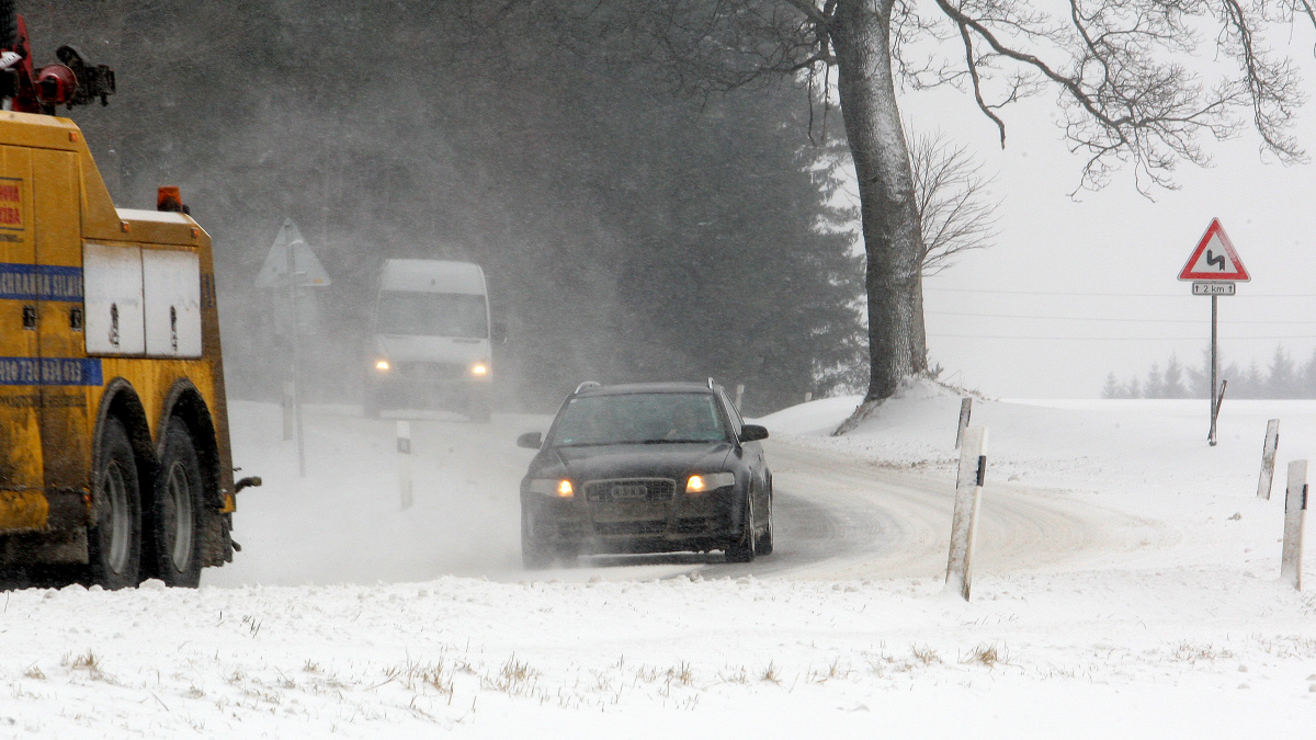 Valašsko zasypává sníh. Namrzlé silnice dnes poprvé potrápily řidiče