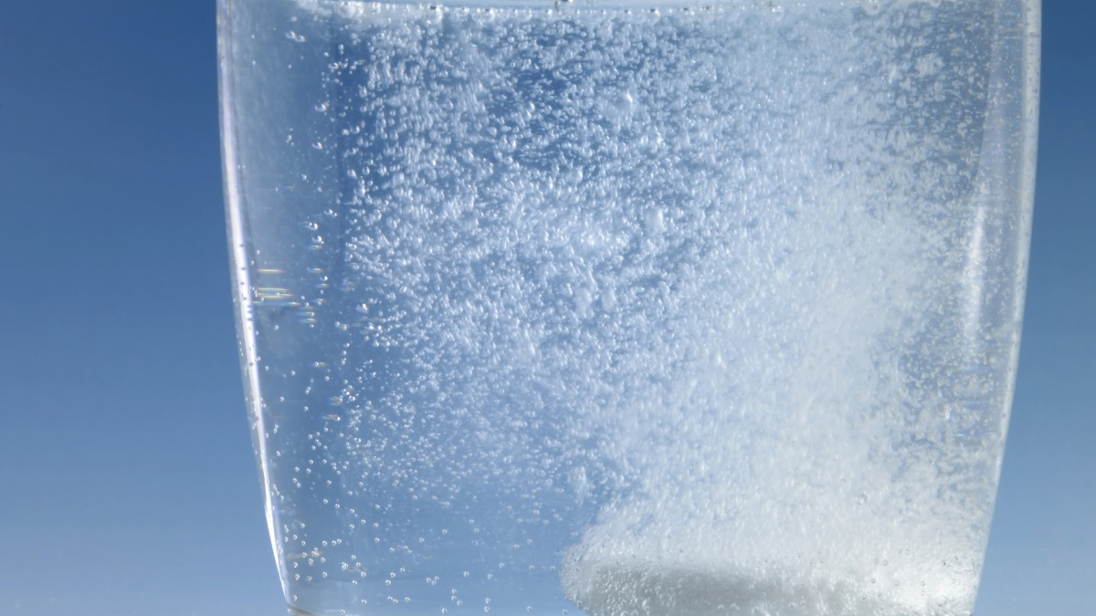 Šumivé tablety mají podle vědců nebezpečně mnoho soli