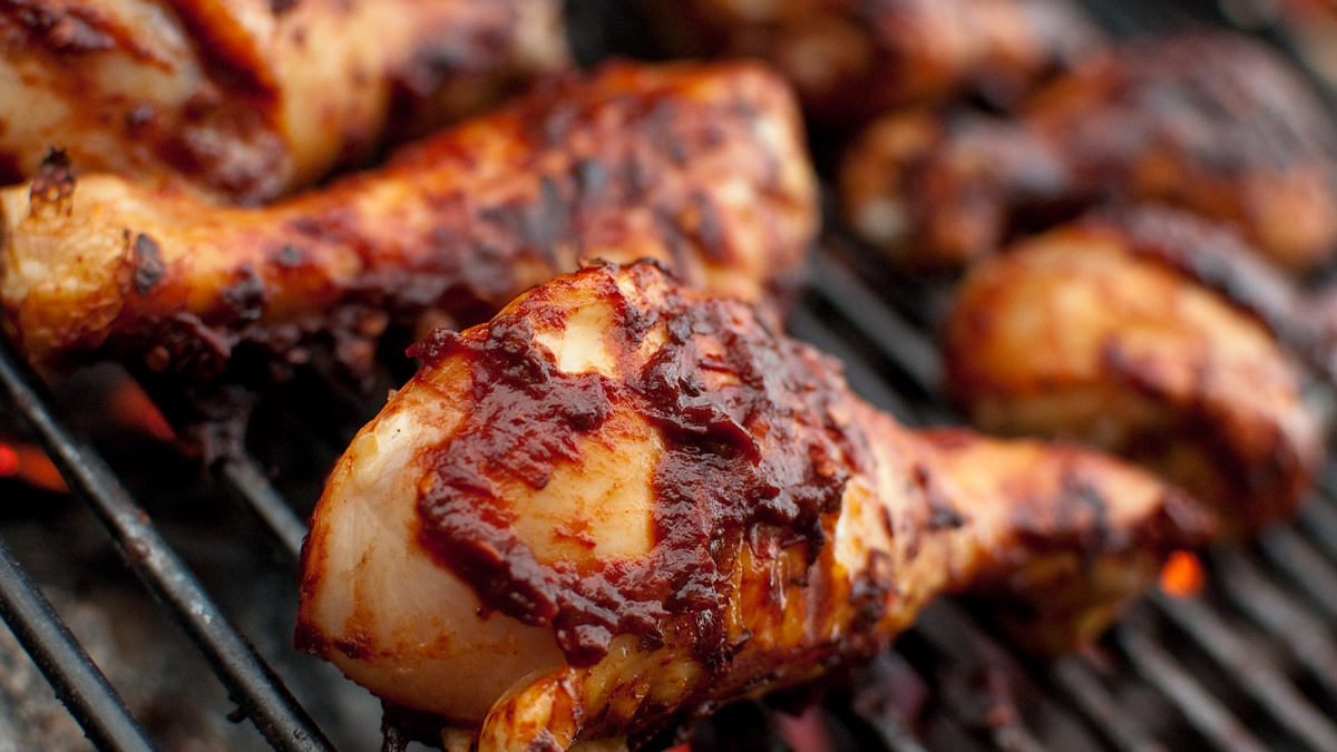 Peking chce vyčistit vzduch, zakáže grilování