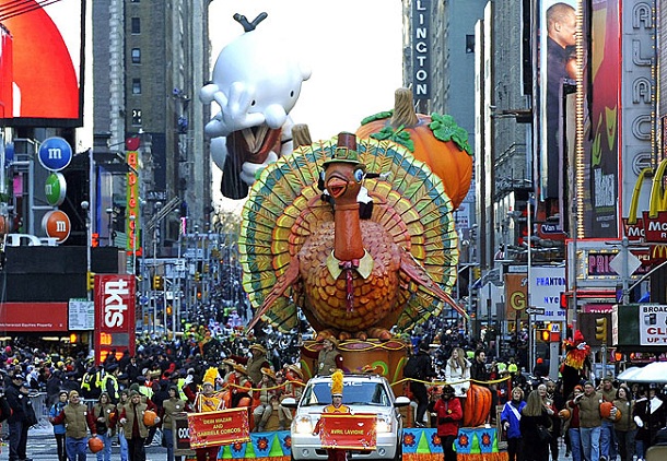 Američané oslavili Den díkůvzdání. Manhattanem prošel tradiční průvod