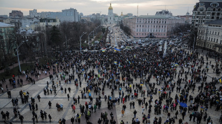 Demonstranti v Kyjevě opět vyšli do ulic. Neustoupili ani před zákazy úřadů
