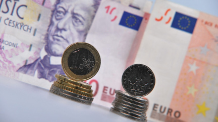 Obliba eura u Čechů stoupá. Pro jeho zavedení je téměř čtvrtina obyvatel