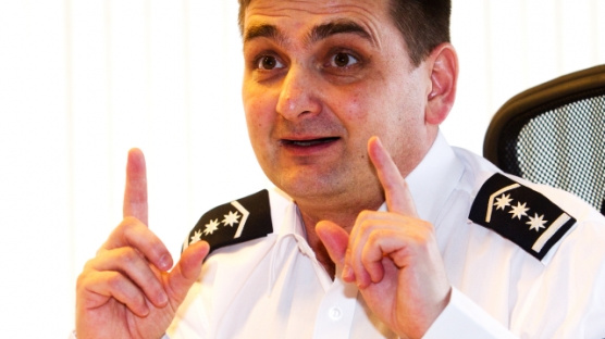 Zeman podpořil Červíčka. Dvojvládí u policie nemá řešit Pecina