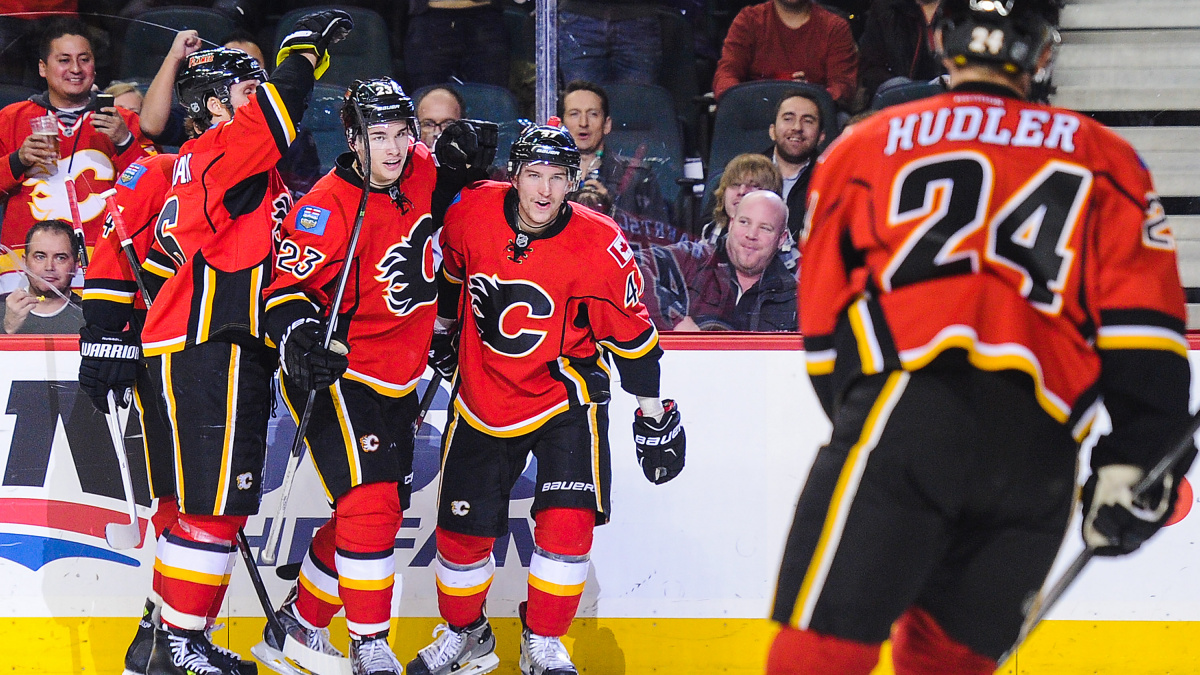 Hudler asistoval u dvou branek Calgary, Eliášův gól stačil jen na bod