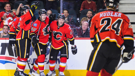Hudler asistoval u dvou branek Calgary, Eliášův gól stačil jen na bod