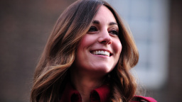 Kate Middleton usedla na místo pilota v kokpitu bojové stíhačky