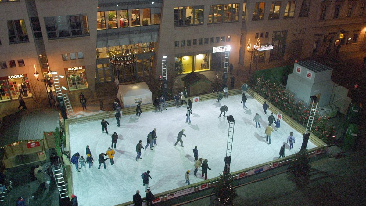 Nazujte si brusle! Na Ovocném trhu se otevřelo kluziště