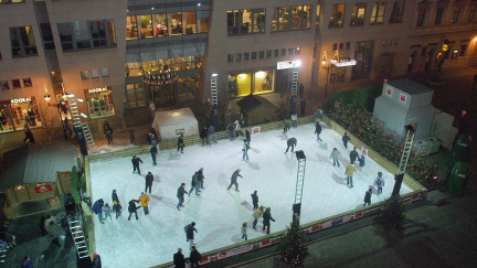 Nazujte si brusle! Na Ovocném trhu se otevřelo kluziště