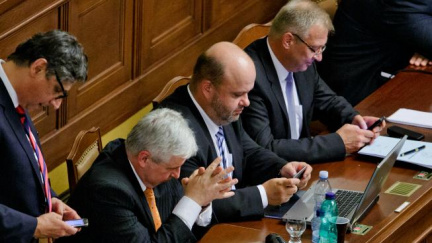 Vláda schválila svůj vlastní návrh zákona o státní službě, jiné odmítla