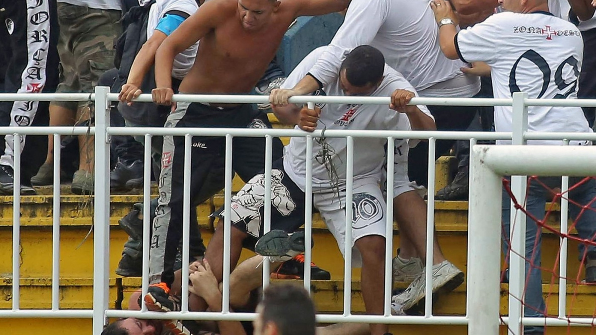 V brazilském Riu se porvali fanoušci. Vrtulník z hřiště vezl zraněného