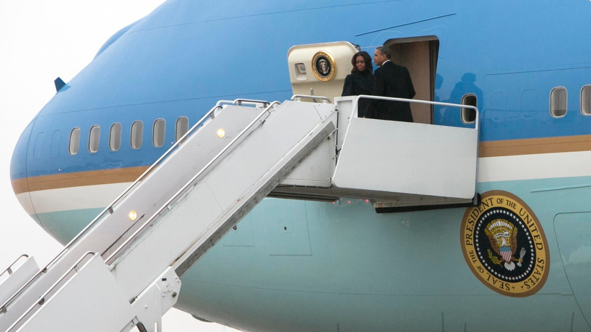 Obama dorazil na Mandelovu pietu po boku Clintonové a Bushe