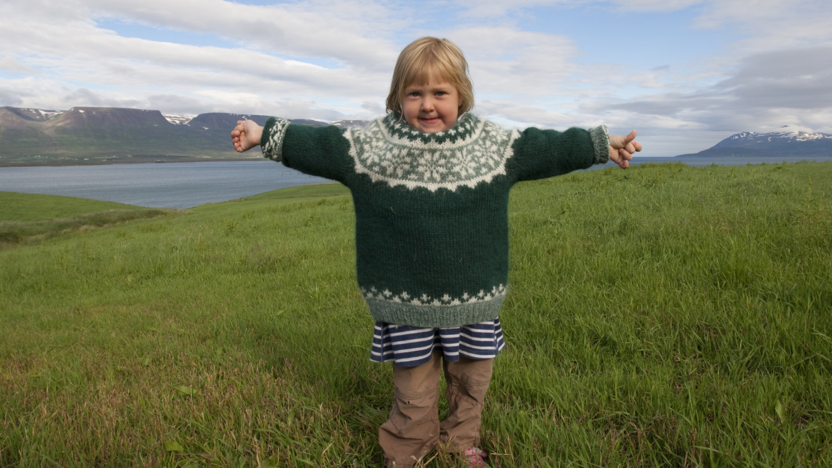 Islandským dětem naděluje dárky do boty na okně 13 skřítků