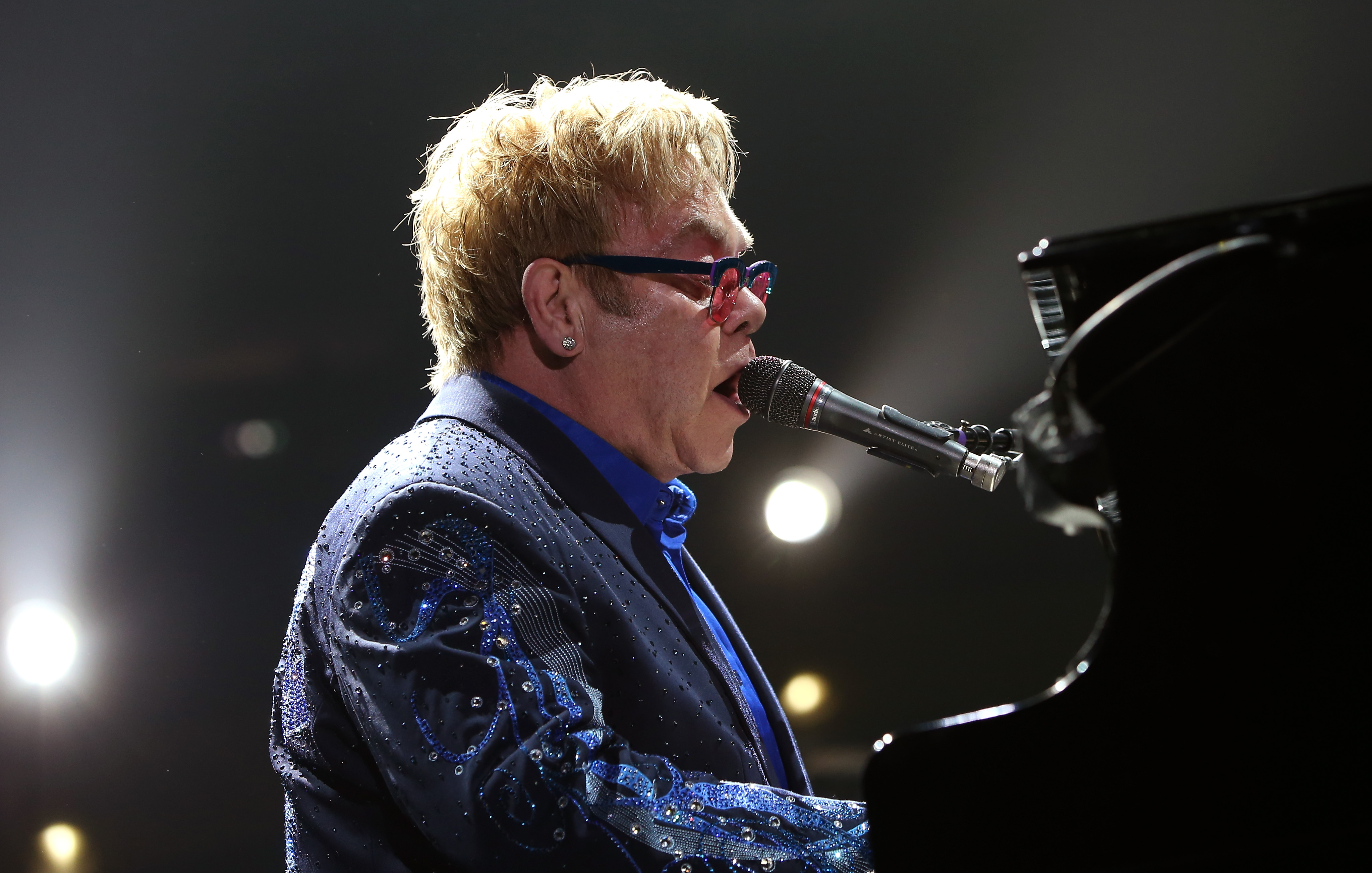 Elton John se v květnu ožení s partnerem Davidem Furnishem