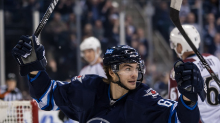 Frolík asistoval u výhry Winnipegu v Columbusu, Pavelec nechytal