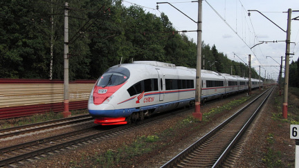 Dobrodruzi jeli z Moskvy do Petrohradu na střeše rychlovlaku