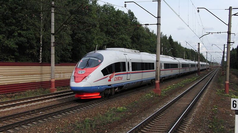 Dobrodruzi jeli z Moskvy do Petrohradu na střeše rychlovlaku