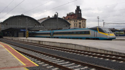 U pražského Hlavního nádraží stále chybí podchod, lidé protestují