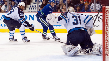 Pavelec zneškodnil 23 střel, porážku Winnipegu ale neodvrátil