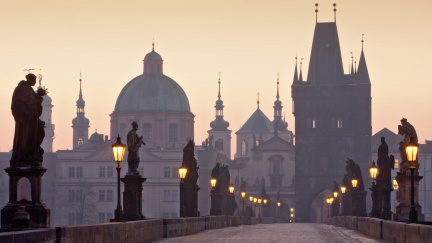 Díky padajícímu rublu přijíždí do Česka méně Rusů