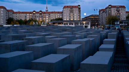 Izraelský tisk poukázal na skandální video, na němž mladíci močí na berlínský památník holokaustu