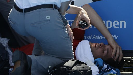 Tenisty v Melbourne sužuje horko, zkolaboval hráč i sběračka