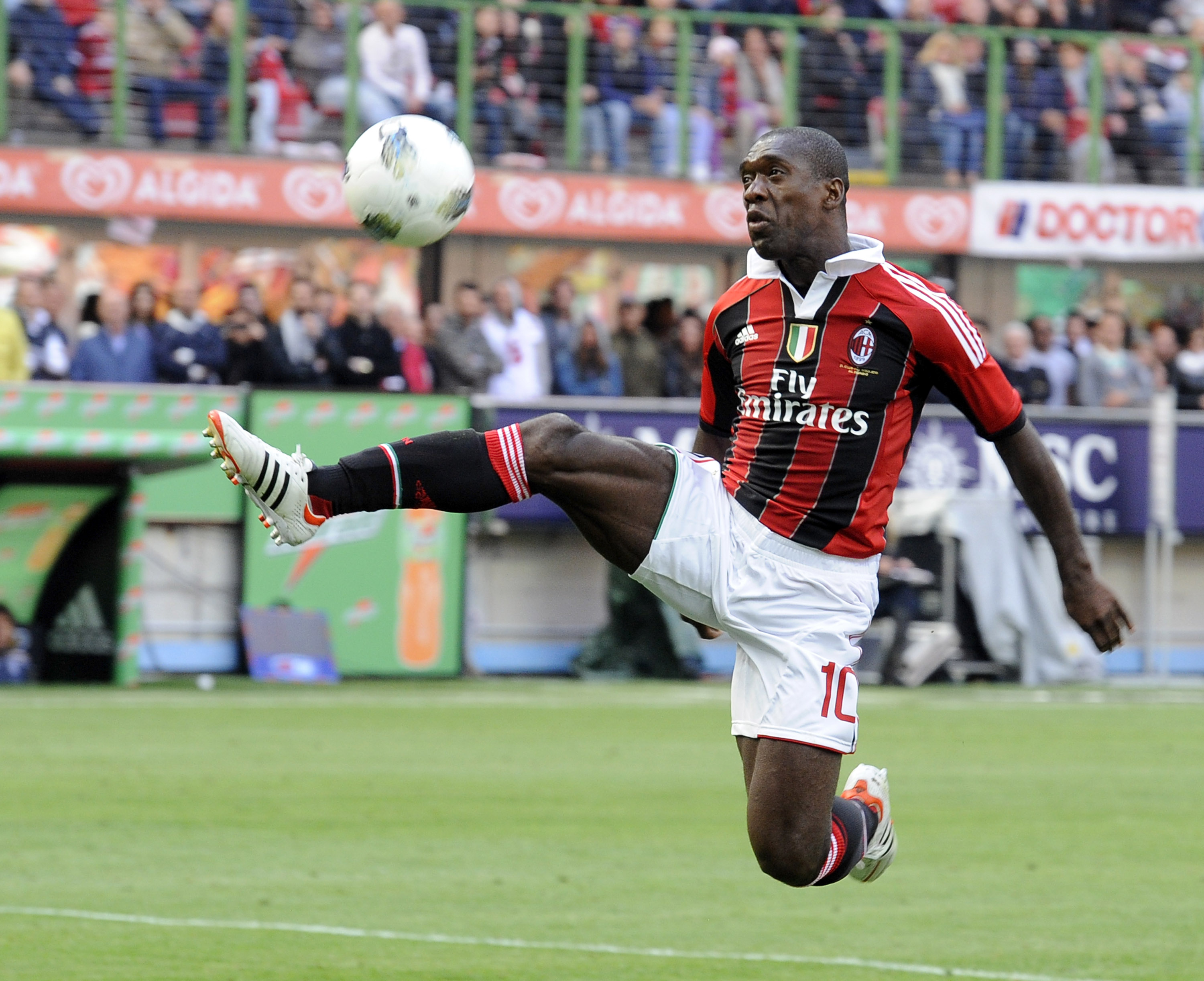 Seedorf ukončil kariéru a povede AC Milán jako trenér