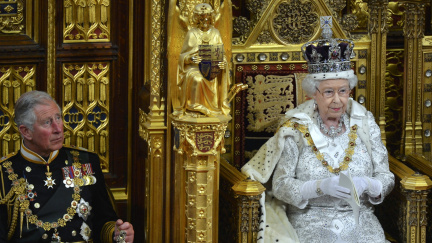 Britská královna se chystá přenechat část panovnických povinností synovi