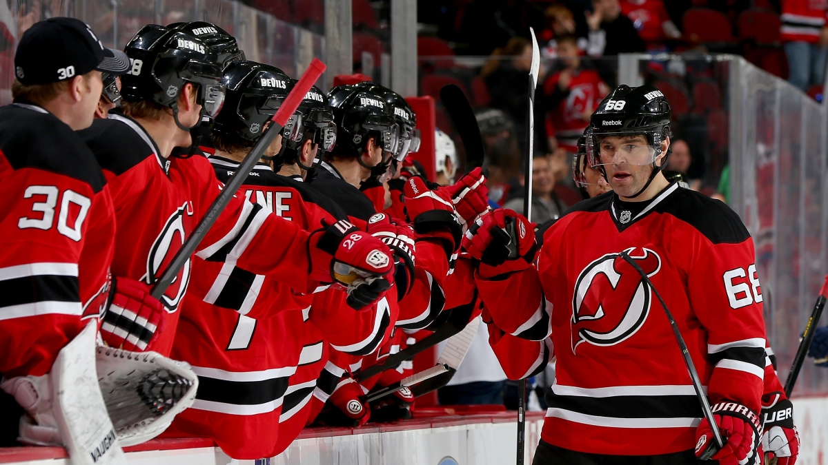 Jágr se podílel na kanonádě Devils, Pavelec zastavil 40 střel