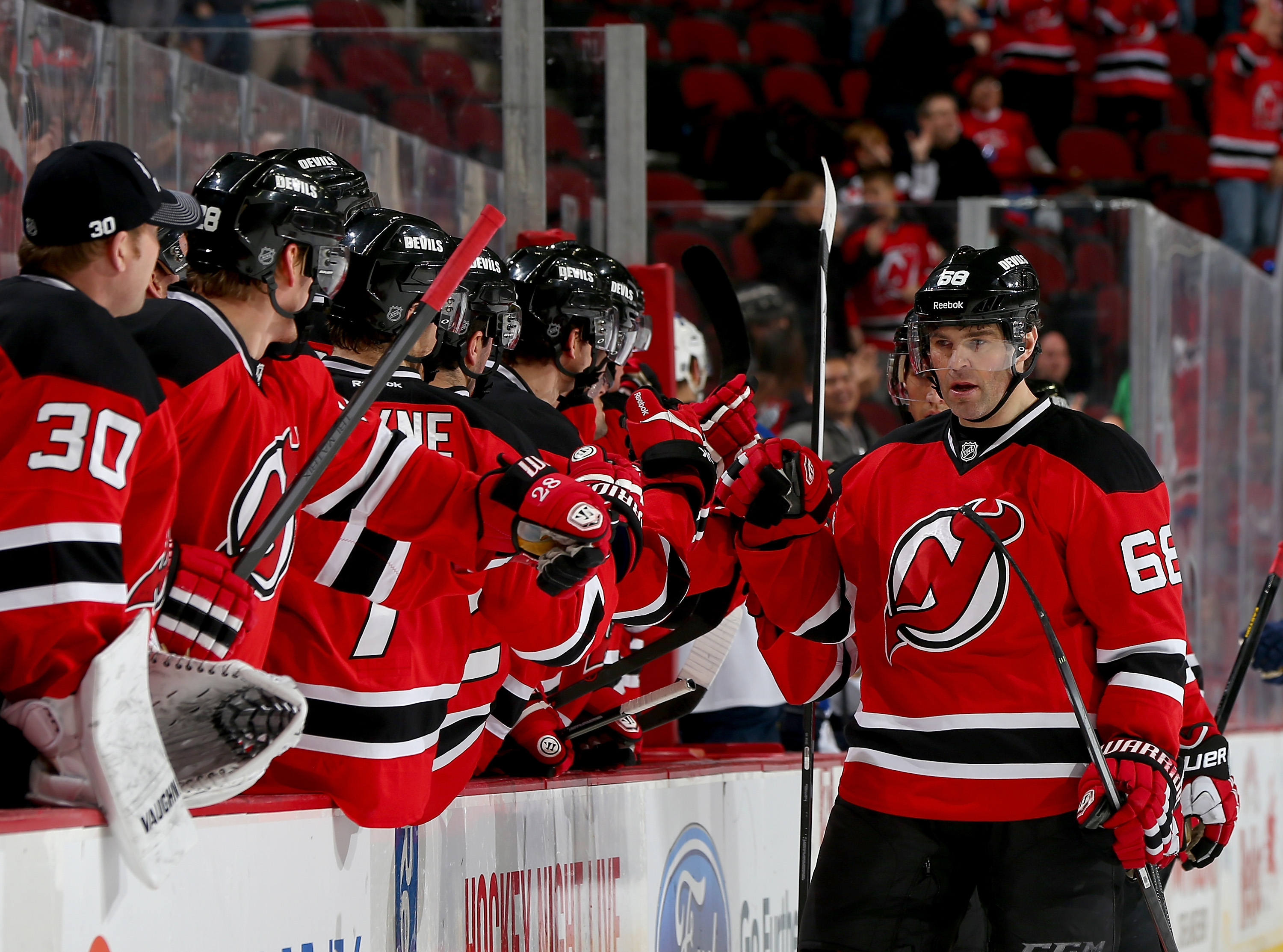 Jágr se podílel na kanonádě Devils, Pavelec zastavil 40 střel