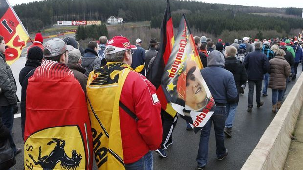Jsme s tebou! Schumacherovi fanoušci pochodovali na okruhu ve Spa