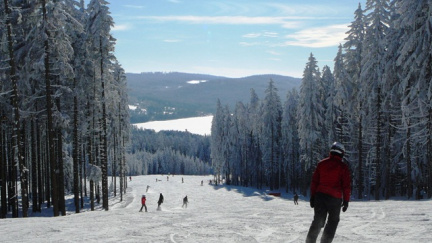 Mráz a nový sníh zlepšily lyžařské podmínky na horách