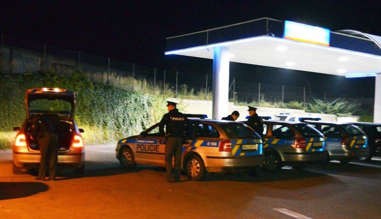 Policie pátrá po lupičích, kteří přepadli pražskou benzínku