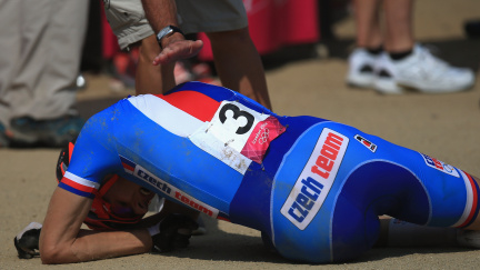 Tvrdý pád! Biker Kulhavý má zlomenou čéšku pravého kolene