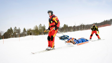 Nejhorší zranění vznikají při srážkách lyžařů. Jak poskytnout první pomoc?