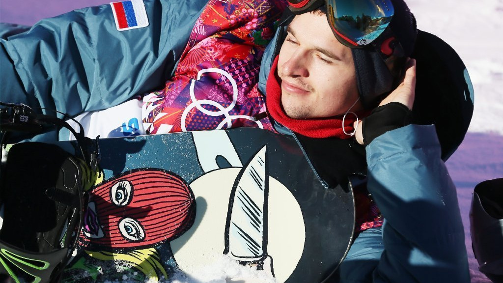 Rus Sobolev závodí s vyobrazením skupiny Pussy Riot na snowboardu