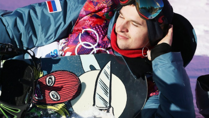 Rus Sobolev závodí s vyobrazením skupiny Pussy Riot na snowboardu